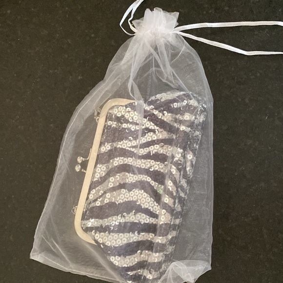 Gorgeous, black and silver sequin clutch with chain - Picture 4 of 4